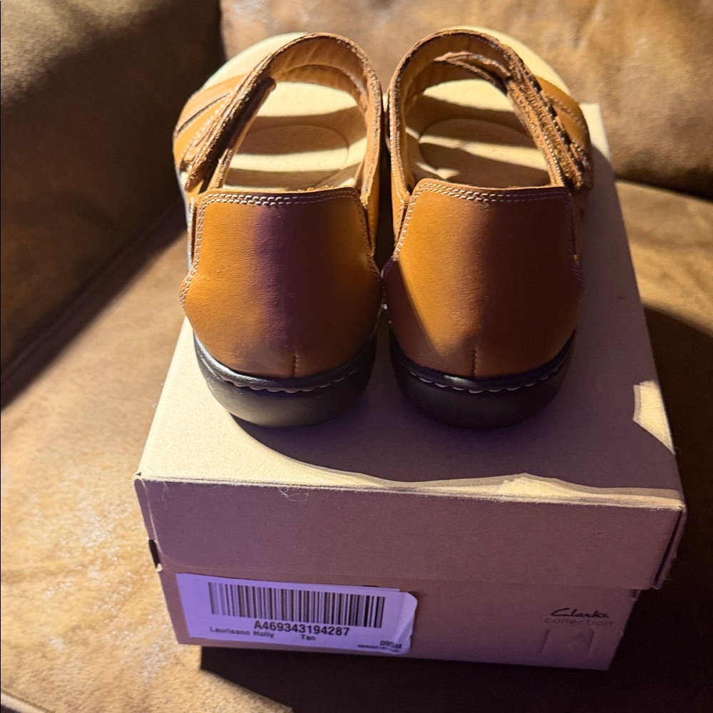 Clarks Tan Leather Sandals - Picture 4 of 9